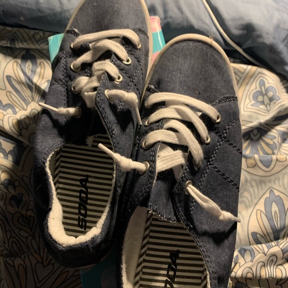 Sneakers - Picture 1 of 4